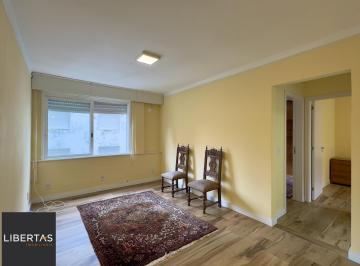 Living · Apartamento 2 dormitórios, reformado e ensolarado no Centro Histórico