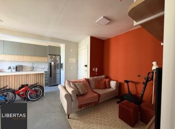 Sala de estar · 1 dormitório com móveis sob medida, vaga e infraestrutura no bairro Ecoville.
