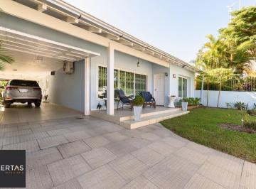 Casa · 350m² · 3 Quartos · 5 Vagas · Venha morar em 350 m² com um clube em sua casa!