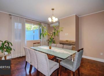 Casa · 178m² · 5 Quartos · 4 Vagas · Casa Reformada com 5 Dormitórios e Amplo Pátio