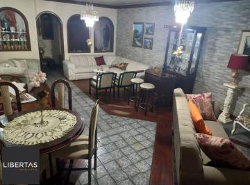 Casa · 226m² · 4 Quartos · 2 Vagas · Excelente casa localzada ma Rua Santo Camaratto com 4 D e 1 suite