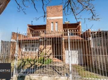 Comercial · 230m² · 3 Quartos · 2 Vagas · Casa 3 dormitorio com 230m2 pátio com piscina no bairro Itu Sabará