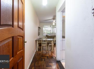 Apartamento · 58m² · 3 Quartos · Apartamento térreo com pátio privativo no coração do Menino Deus, 2 dormitórios.