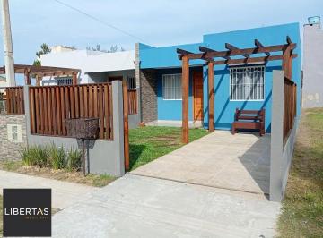 Casa · 65m² · 2 Quartos · 2 Vagas · Casa com 2 quartos, vaga de garagem e com pátio Jardim Éden.