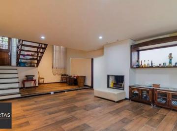 Casa · 330m² · 3 Quartos · 2 Vagas · Casa residencial com 330m, lareira, churrasqueira e jardim.