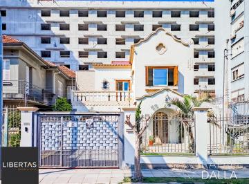 Casa · 280m² · 4 Quartos · 5 Vagas · Casa com piscina e 5 vagas em frente ao Zaffari na Luiz Afonso