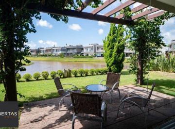 Casa · 300m² · 4 Quartos · 2 Vagas · Oportunidade Única! Casa em Condomínio à Beira do Lago com 4 Suítes, sendo uma T