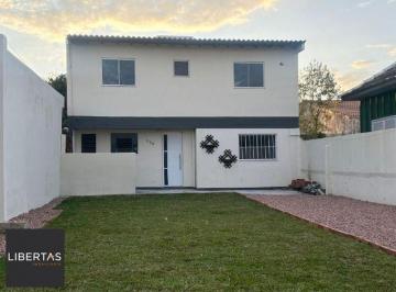 Casa · 90m² · 2 Quartos · 3 Vagas · Sobrado de 2 dormitórios ambos suíte! a poucos metros do centro do bairro.
