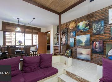 Casa · 370m² · 5 Quartos · 4 Vagas · Casa de Alvenaria, possui 3 dormitórios, uma suíte, hall de entrada, lavabo,  li