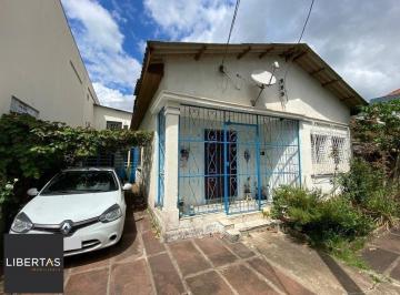 Casa · 180m² · 2 Quartos · 2 Vagas · Ampla casa de 180m² com 2 dormitórios e churrasqueira.