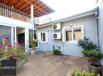 Casa · 220m² · 4 Quartos · 2 Vagas · Casa com 4 dormitórios, espaço gourmet e terraço na Zona Norte de Porto Alegre