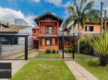 Casa · 209m² · 3 Quartos · 3 Vagas · Excelente casa de 209m² com 3 dormitórios, piscina e 3 vagas de garagem.