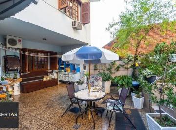 Casa · 360m² · 6 Quartos · 5 Vagas · Casa espaçosa com 6 dormitórios e vista incrível no Cristo Redentor