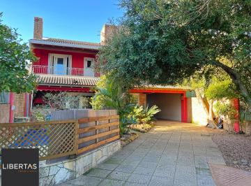 Casa · 506m² · 4 Quartos · 6 Vagas · Casa Espaçosa com 274m² e Piscina – Vista Privilegiada para o Guaíba