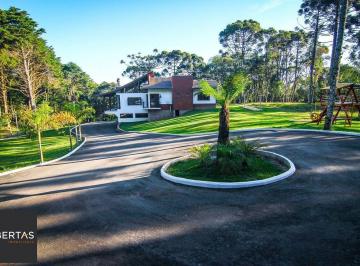Casa · 235m² · 3 Quartos · 5 Vagas · Casa Alto Padrão localizada a 5 quilômetros do centro de Canela, em meio a natur