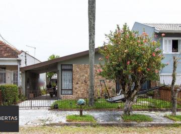Casa · 200m² · 3 Quartos · 6 Vagas · Casa térrea, 3 quartos, 2 banheiros, com pátio no Bairro Cavalhada