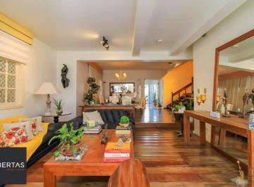 Casa · 300m² · 4 Quartos · 4 Vagas · casa Living para 3 ambientes com lavabo, cozinha com pia e armários planejados