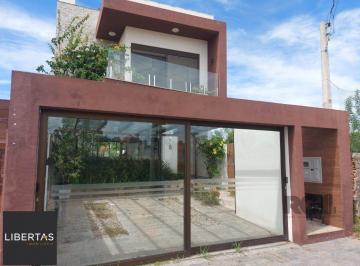 Casa · 210m² · 3 Quartos · 2 Vagas · CASA ALTO PADRÃO - BALNEÁRIO -SÃO LOURENÇO DO SUL - RS