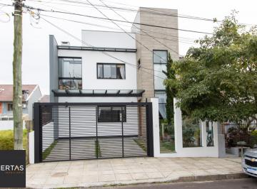 Casa · 179m² · 4 Quartos · 2 Vagas · Excelente casa de alvenaria, 4 dormitórios, 2 suítes e 2 vagas de garagem.