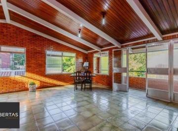 Casa · 242m² · 6 Quartos · 2 Vagas · Casa com 6 quartos, 2 vagas e pátio no Bairro Higienópolis