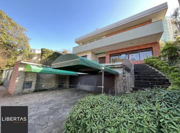 Casa · 430m² · 4 Quartos · 2 Vagas · Casa de 4 quartos, 2 suítes e 2 vagas de garagem no bairro Boa Vista em POA