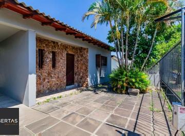 Casa · 103m² · 3 Quartos · 4 Vagas · Casa com 3 quartos, 4 vagas e amplo pátio no Bairro Sarandí