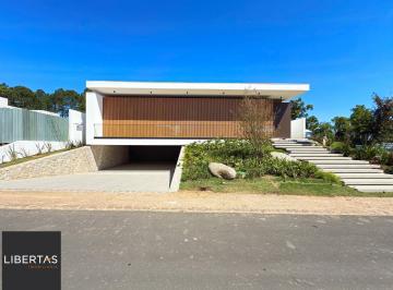 Casa · 434m² · 4 Quartos · 6 Vagas · A casa conta com 434m2 de área construída, mas com um aproveitamento total dos 1