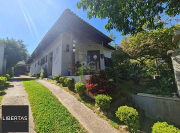 Casa · 136m² · 2 Quartos · 4 Vagas · Casa em lindo terreno alto ao nível da rua medindo 10 × 32 onde consta uma resid