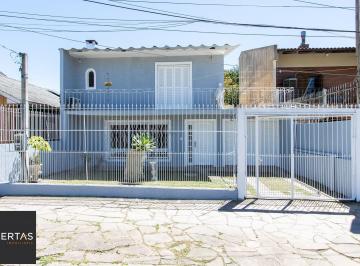 Casa · 250m² · 3 Quartos · 3 Vagas · Casa de alvenaria, com 3 quartos, 1 suíte e 3 vagas de garagem.