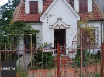 Casa · 201m² · 4 Quartos · 2 Vagas · Casa de 4 dormitórios na Av. Teresópolis bairro Teresópolis