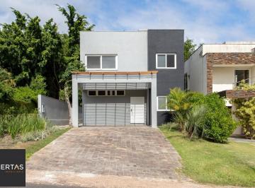 Casa · 300m² · 4 Quartos · 2 Vagas · Casa em condomínio no Terra Ville .Esta casa de alto padrão, dispõe de 4 suítes