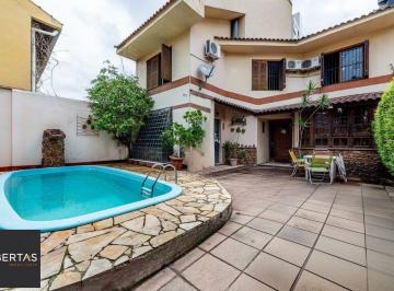 Casa · 199m² · 3 Quartos · 3 Vagas · Casa com 3 suítes, 4 vagas e pátio com piscina no Bairro Boa Vista