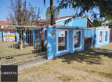 Casa · 240m² · 3 Quartos · 4 Vagas · Casa em terreno amplo na Praia do Laranjal, Pelotas 4 quadras da praia