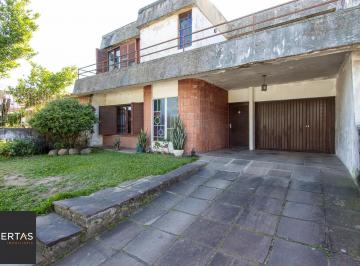 Casa · 216m² · 4 Quartos · Excelente localização