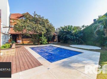 Casa · 335m² · 3 Quartos · 4 Vagas · Casa espaçosa com 3 dormitórios, pátio com piscina e 4 vagas