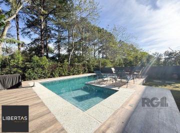 Casa · 233m² · 3 Quartos · 2 Vagas · Casa em condomínio com pátio, piscina, 3 suítes e 2 vagas