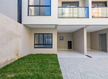 Casa · 180m² · 3 Quartos · 3 Unidades Residenciais Modernas com Terraço e Garagem em Localização Privilegiada