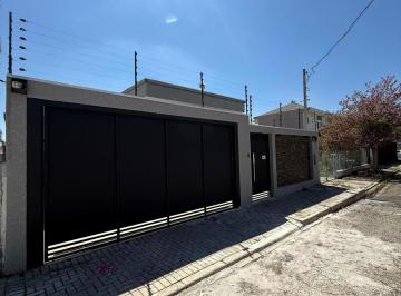 Casa · 360m² · 3 Quartos · 6 Vagas · Casa Alto Padrão em Curitiba com Piscina Aquecida, 3 Quartos e 360m   Porteira Fechada