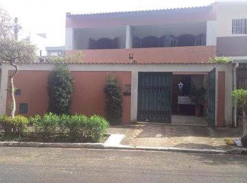 Casa · 256m² · 3 Quartos · 4 Vagas · Parque Jambeiro Sobrado à venda com 3 dormitórios e 1 suíte.