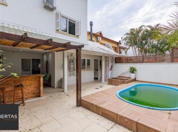 Casa · 247m² · 3 Quartos · 3 Vagas · Libertas Imobiliária aluga casa em condomínio com 242m2 no bairro Ecoville.