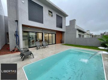 Casa · 220m² · 4 Quartos · 2 Vagas · Casa à venda - na Praia Remanso