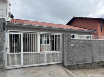 Casa · 170m² · 4 Quartos · Casa com 4 quartos e area com churrasqueira no Centro de Sao Jose SC
