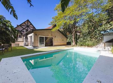 Casa · 600m² · 4 Quartos · 6 Vagas · Residência Exclusiva na Fazenda Morumbi - Sofisticação, Conforto e Natureza em Harmonia