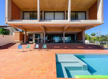 Casa · 613m² · 5 Quartos · 4 Vagas · O difícil não foi abrir a vista para o lago. Foi tirar os olhos dela.