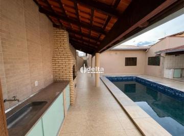 Casa · 360m² · 3 Quartos · 4 Vagas · Casa com piscina aquecida disponível para locação  no bairro Santa Mônica em Uberlândia-MG