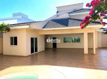 Casa · 600m² · 3 Quartos · 4 Vagas · Casa com 3 quartos sendo suítes disponível para venda no bairro em Uberlândia-MG