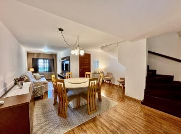 Casa · 117m² · 3 Quartos · 2 Vagas · Sobrado no Seminário com 3 quartos sendo um suíte, ar condicionado, churrasqueira por apenas 699 mil