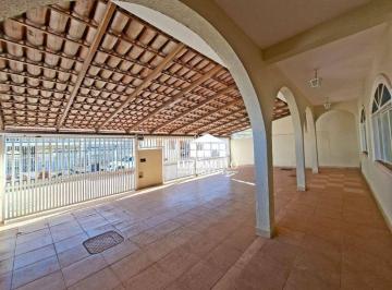Garagem · QE 30 CONJ. F - GUARÁ II - Casa espaçosa para locação, com três quartos sendo uma suíte e dois banhe
