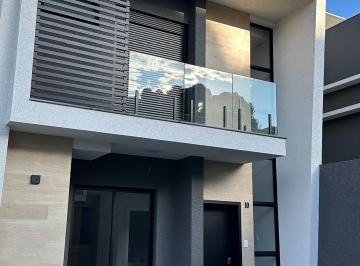 Casa de 3 quartos, Curitiba · NOVO - Sobrado duplex em condomínio, próximo a supermercados e centro comercial