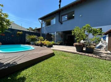 Casa · 305m² · 5 Quartos · 2 Vagas · Seu Novo Lar de Alto Padrão no Centro de Viamão